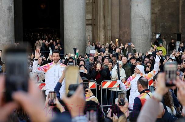 米兰-科尔蒂纳冬奥会火炬完成意大利境内第31站传递 米兰-科尔蒂纳冬奥会火炬完成意大利境内第31站传递